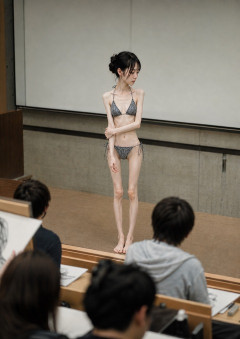 【画像】貧相JDさん、水着デッサンのモデルにさせられてしまうwwwww