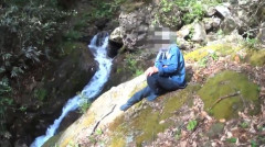 山で迷った時は、川を下ると街に着くって聞いた