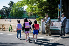 米空軍と空自の隊員が、小学校付近で児童の安全な登校を見守り！