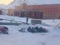【危ない】 雪に覆われた街に１人の男がいた。美味しそうなモノみっけ♪ → こうなる…
