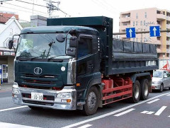 信号で止まらないようにトロトロ運転する大型貨物