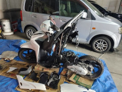 一般道を時速160キロで暴走し、バイクを運転してたホンダ技術者を死なせた男、保釈中にバイクを無免許運転したうえ、民家に侵入し窃盗までしてた模様…