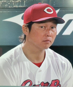 【悲報】広島・新井さん、何かを察して試合中に泣く