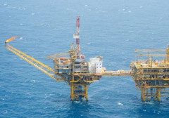 政府、東シナ海の日中中間線で掘削船固定の中国に抗議…ガス田開発か！