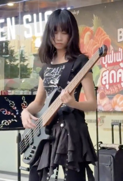 【動画】タイのベーシストの女の子、可愛い顔に楽しみお乳、可愛い顔に楽しみお乳すぎるwwwww