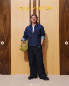 平野紫耀、パリで魅せた総額1000万円超えルックにファン悶絶…厚い胸板と肉体美が際立つ“世界基準のスタイル”