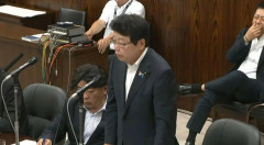 【速報】国会傍聴中に足組みスマホ、大あくびの態度に批判殺到→ついに特定こいつだ！※特定された瞬間謝罪