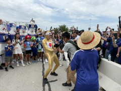 【衝撃】江頭2:50さん、サッカー日本戦3時間前に黄金の全身タイツ姿で大暴れｗｗｗｗｗｗｗｗｗｗ