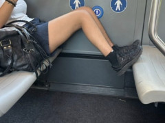 【画像あり】合法的に電車内でJKの足を撮影するおっさんがXに現る・・・