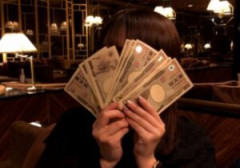 【犯行映像】ま～んさん、男の財布から金を抜き取る瞬間を晒される【→動画像】