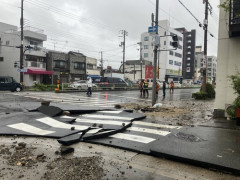 【悲報】大阪の道路、大雨で崩壊するｗｗｗｗ