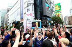 【Ｗ杯】渋谷スクランブル交差点どんちゃん騒ぎ　あきれ声と歓喜「まだこんなのやってんのか…」「決勝Ｔ進出よかったねー！」
