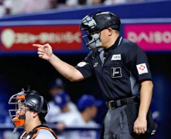 NPB、球審に「ヘルメット一体型マスク」の着用通達