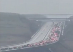 クリミア半島から脱出しようとする車両でケルチ橋の手前で大渋滞！