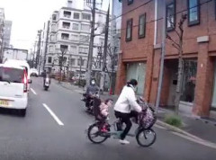 【動画】子供を乗せたママ自転車さん、車道に飛び出し大惨事ｗｗｗｗｗ