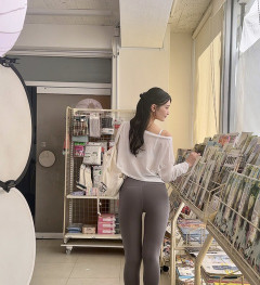 【画像】人気セクシー女優・本庄鈴さん(29)、直穿きレギンス一丁で街を徘徊ｗｗｗｗｗｗｗｗｗｗ