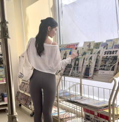 【画像】人気セクシー女優・本庄鈴さん(29)、直穿きレギンス一丁で街を徘徊っ