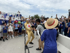 ◆悲報◆「めちゃくちゃ目立つ」 日本戦3時間前…現地に降臨した江頭2:50に騒然　黄金の全身タイツ姿で大暴れ