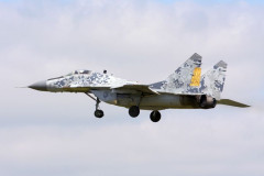 ウクライナ軍のMiG-29戦闘機が国産誘導爆弾を使用してロシア軍陣地を攻撃！
