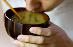 【動画】吉野家の女さん、殴られないのを良いことに騒ぐジジイに味噌汁とお茶をぶっかけるｗｗｗｗｗ
