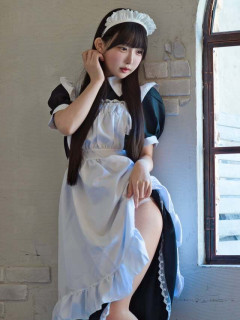 【画像】嫌な顔せずお尻を見せてくれるメイドさんが発見される