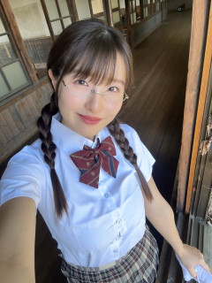 爆胸グラビアアイドル（27）、女子高生になったりおばさんになったりするｗｗｗｗ （※画像あり）