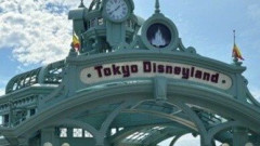 〈ディズニーグリーティング問題〉「あの子がいるせいでキャラクターが私の方を見てくれない！」子連れ家族を悩ませる“オタの暗黙ルール”、運営は「しかるべき対応を」