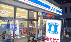 【大阪】小太りの刃物女「金を出せ」コンビニでカバンの中の包丁ちらつかせ１万円を奪い逃走　40～50代でピンクのマスク着用　西成