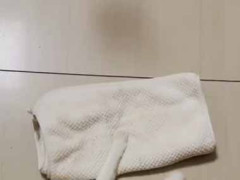 彼女が床の拭き掃除を始めた。プロは道具を選ばない → お見事です…
