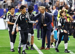 本田圭佑、中村俊輔と『FK戦争』から17年越しの握手！ファン胸熱「世代的にこの再会は」「何て声かけられたんだろう」