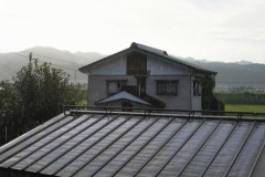 【衝撃】おじいさん、雨漏りを直そうと屋根に上った結果『異常事態』が発生してしまう・・・・