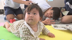 【画像】女子高生、赤ちゃんと触れ合って子作りの価値を学ぶ