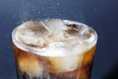 コカコーラ「日本人ってなんで食事中にコーラ飲まないの？」
