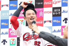 カープ名原典彦『プロ初4安打』で打率.300に急上昇！〝天敵阪神村上攻略〟の救世主に