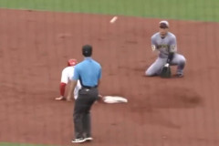 【動画】阪神の守備連携、見れば見るほど謎すぎると話題に「そこにいてもタッチできないだろ…」