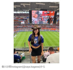【画像】10頭身モデル・香川沙耶さん、W杯現地観戦でにわか扱いされてしまう