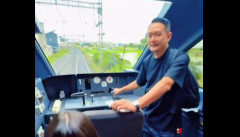 近鉄さん、間違えて乗車した中国人をこっそり乗務員室から降ろす→中国人が操作レバーを握りしめて撮影する動画を公開して無事大炎上【動画】