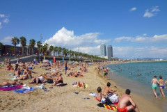 【困惑】スペインの13歳少女、デッキチェアに座っただけで集団襲撃されてしまう