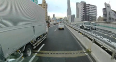 【動画】阪神高速で軽トラが危険すぎる急な車線変更！大型トラックが避けきれず激突する瞬間