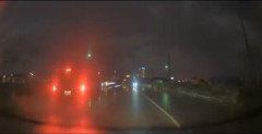 【動画】オタクさん、上機嫌で歌いながら運転していたらとんでもない目に遭ってしまうｗｗｗｗｗｗｗ