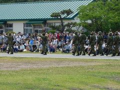 【悲報】日本の政治家また失言「自衛隊がいたら観光客が減るだろうが！！」