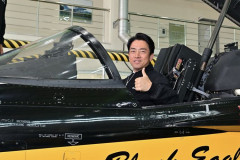 小泉防衛相、韓国空軍の特殊飛行部隊「ブラックイーグルス」を視察…国立墓地参拝も！
