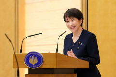 高市早苗「入浴後のドライヤーもお化粧もしないままでしたので、お見苦しいことで失礼しました」俳優「見苦しいのは見た目じゃないぞ」