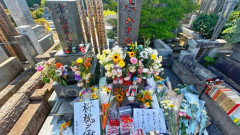【人間失格】太宰治を偲ぶ『桜桃忌』、ヤバイ事になっていた　遺族の「やめて」届かず墓前にエナドリ、たばこ、横断幕…