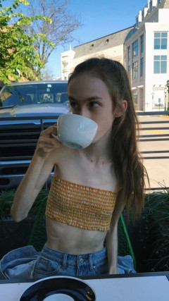 【画像】ドイツの女の子、暑すぎてお●ぱい以外隠さずに出歩いてしまうwwwww