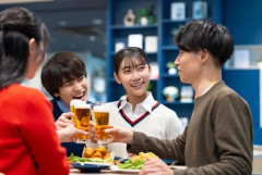 【悲報】ワイジ、大学の飲み会で「普段関わらない人をあんまイジんない方がいいよ」と注意される