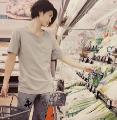 【画像】主婦「あらやだ、スーパーでイケメンが買い物してる！写真撮らなきゃ！」ﾊﾟｼｬｯ