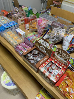 【悲報】ママ「娘の為に駄菓子屋さん開店したよ」→悪ガキが殺到して根こそぎ奪われて即閉店
