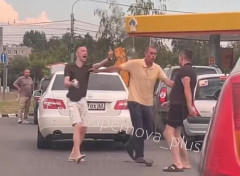 ロシアの給油所でガソリン争奪戦！