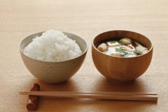 【悲報】「みそ汁にごはんを入れた物体」これの呼び方で年齢分かりますｗｗｗｗｗｗｗｗｗｗ